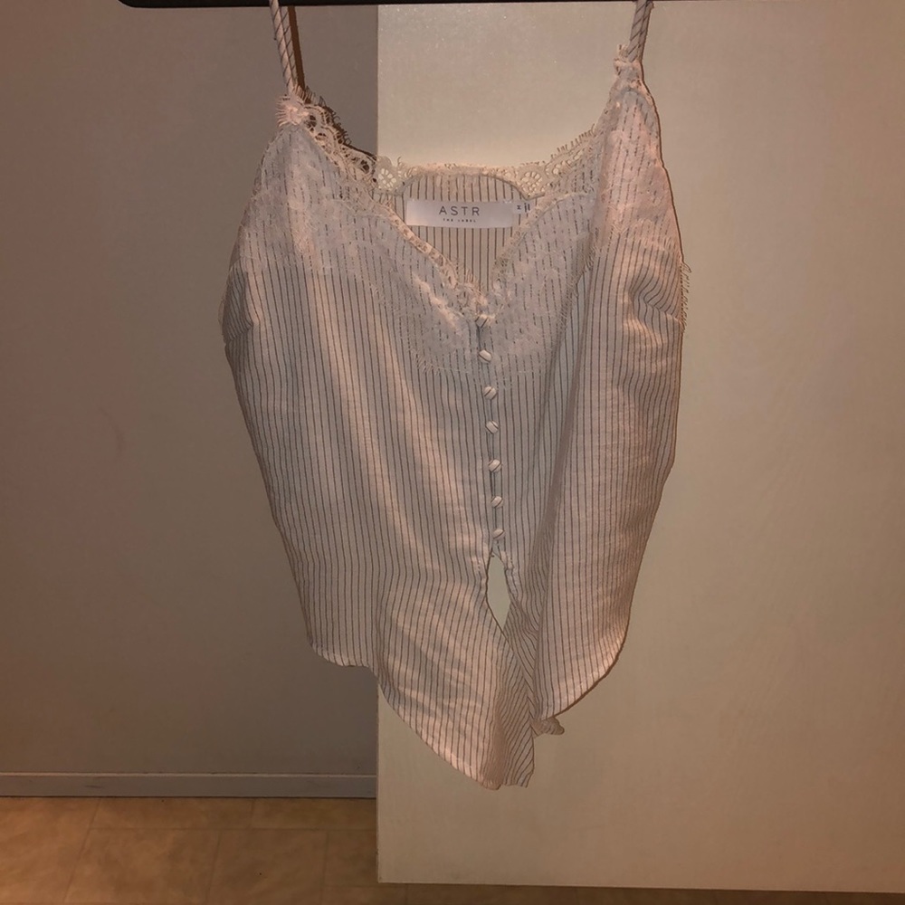 Super cute tank top!! Tie in the front with lace detail!